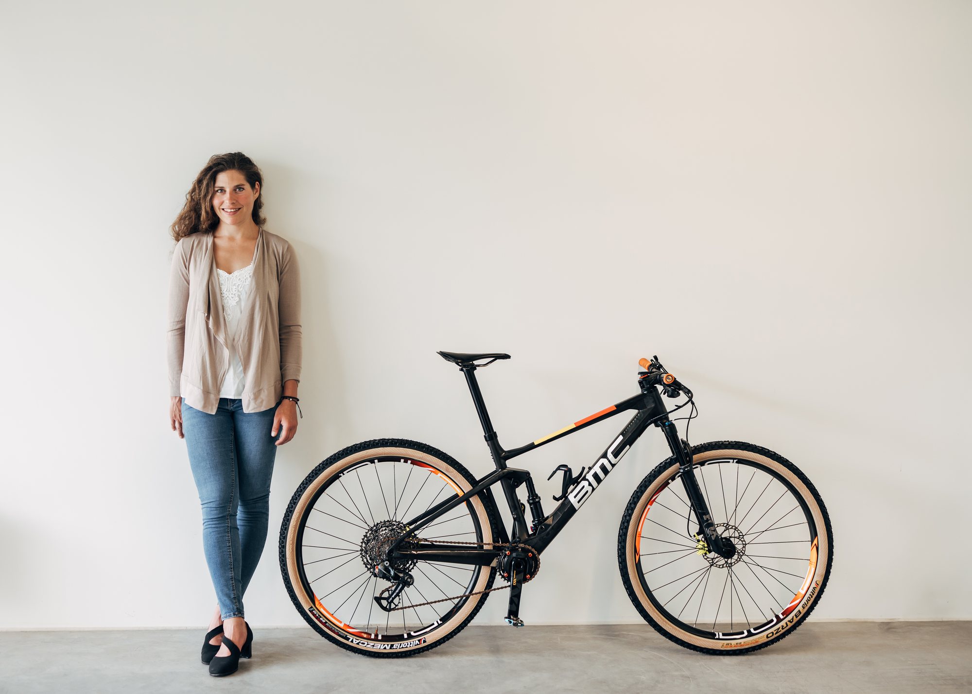 Elisabeth Brandau mit ihrem Mountainbike